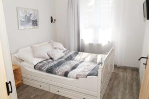 ZEBRY PASKI, sypialnia - apartament 4 os.
